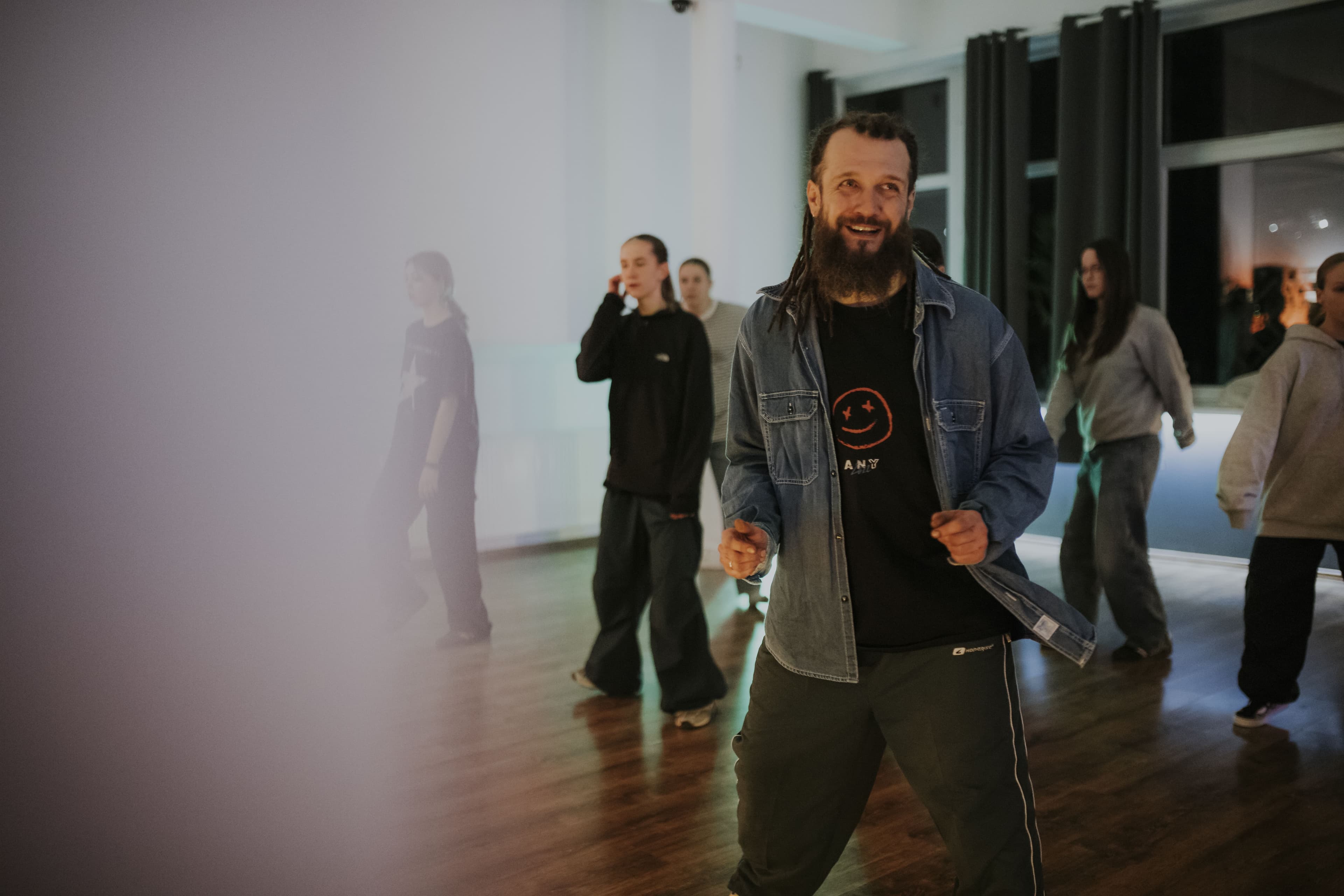 Jasiek CoJest prowadzi zajęcia hip hop w sali TutajMWK